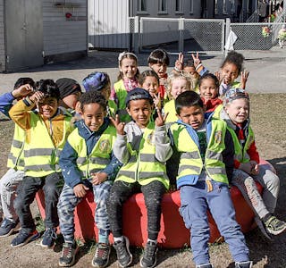FØRSKOLE-EKSPERTENE: Førskolebarna i Haugenstua barnehage viste vei og sørget for at det ble rent og pent rundt barnehagen. Foto: Caroline Hammer