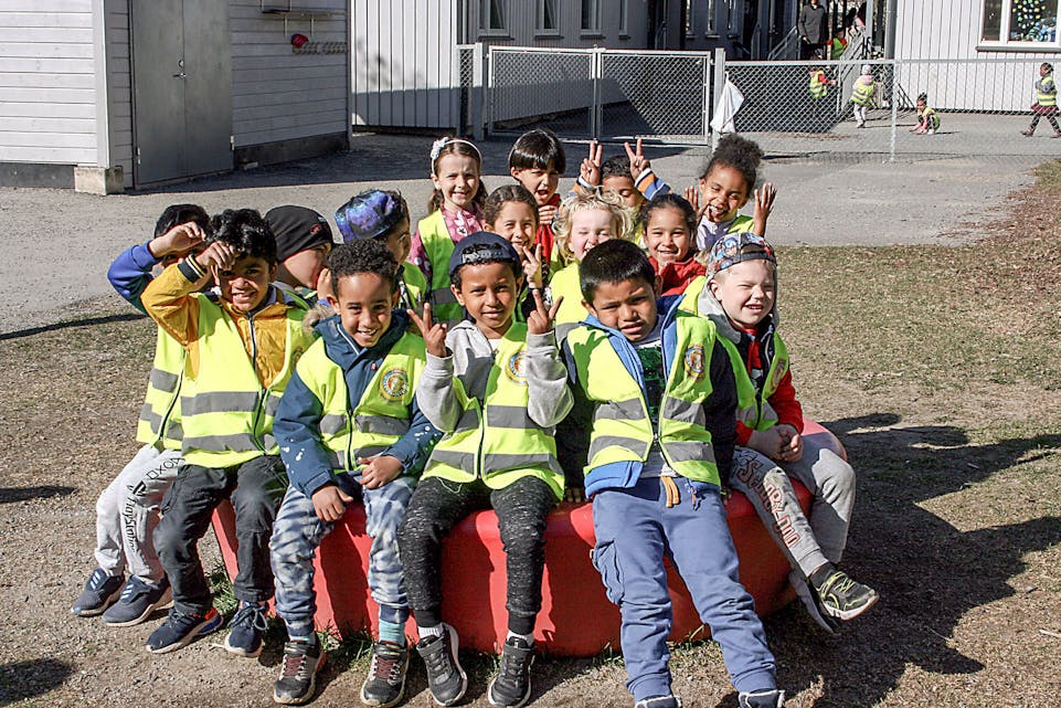 FØRSKOLE-EKSPERTENE: Førskolebarna i Haugenstua barnehage viste vei og sørget for at det ble rent og pent rundt barnehagen. Foto: Caroline Hammer