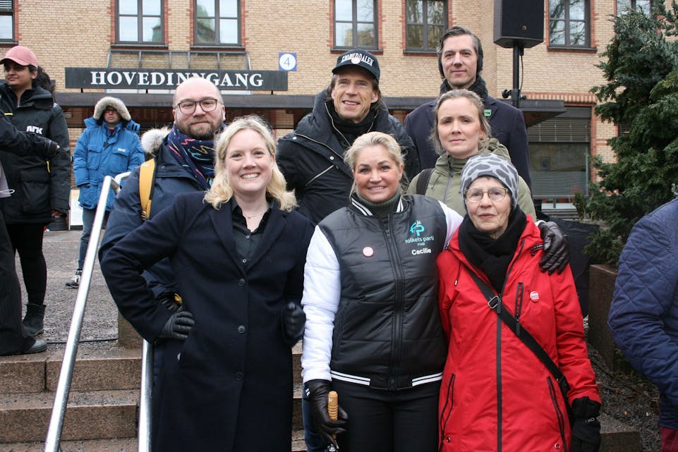 BREDT ENIGHET: Morten Edvardsen (Sp, bak f.v.), Jan Bøhler (Sp), Kristoffer Robin Haug (MDG), Marit Kristine Vea (V), Aina Stenersen (Frp, foran), Cecilie Lyngby (FNB) og Maren Rismyhr (R) står sammen i kampen for Ullevål sykehus. Foto: Caroline Hammer