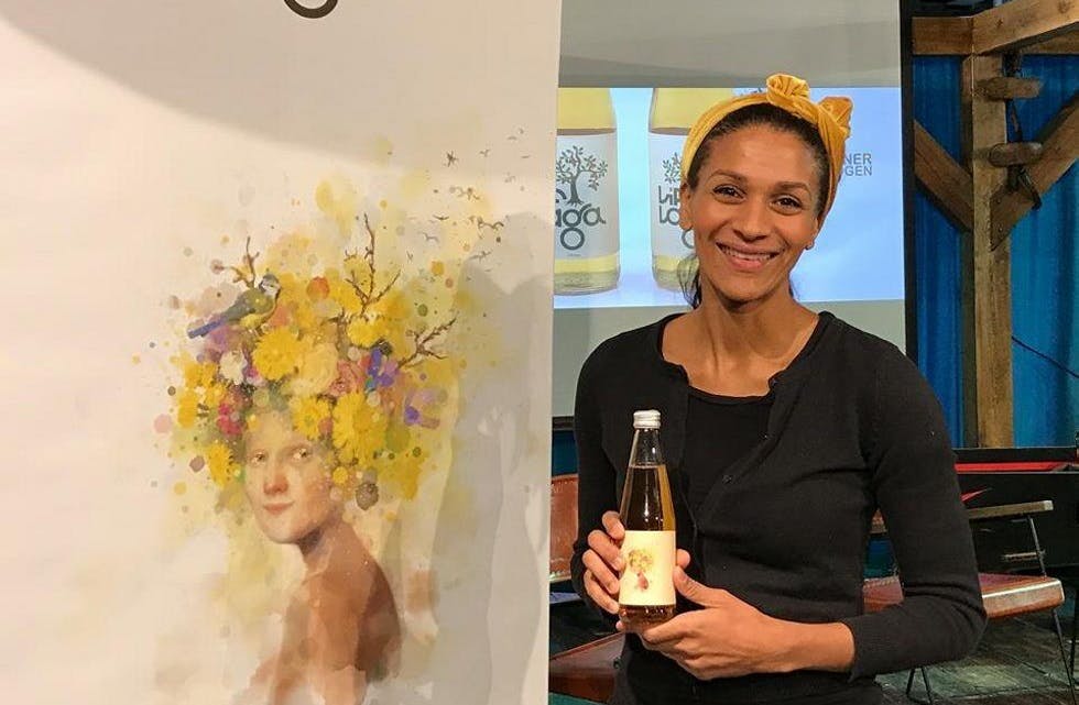 TRAFF: Lisa Aisatos tolkning av «værekraft og bærekraft» skal pryde Líf Laga-eplemostflaskene i april. (FOTO: Stovner Media). Foto:
