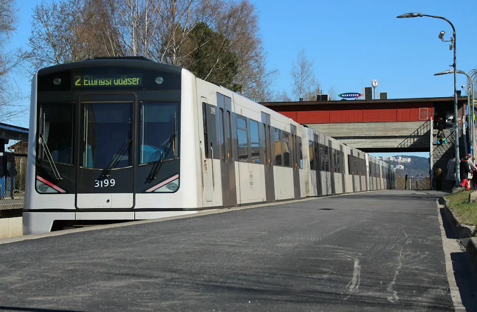 ERSTATTES AV BUSS: Dette blir et sjeldent syn på Haugerud T i sommer, og resten av stasjonene fra Ellingsrud til Helsfyr. Fra 18. mai til 4. september kjøres det nemlig buss for bane. Foto: Kenneth