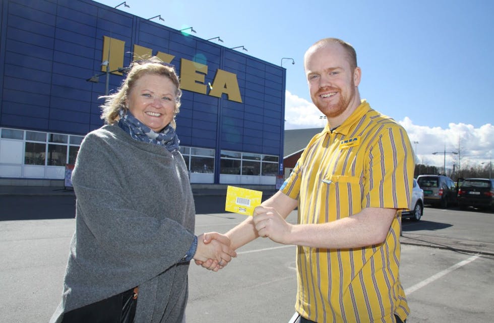 VINNEREN: Her får Mona Haaberg Pedersen overrekt et gavekort på IKEA Furuset av varehusets Håvard Horpestad. Foto: