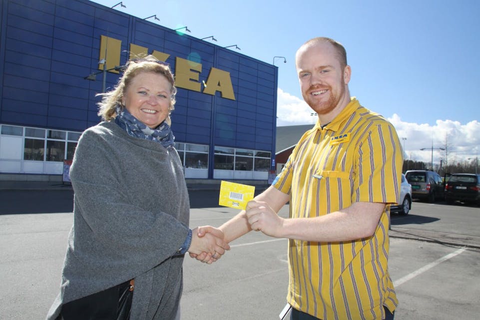 VINNEREN: Her får Mona Haaberg Pedersen overrekt et gavekort på IKEA Furuset av varehusets Håvard Horpestad. Foto: