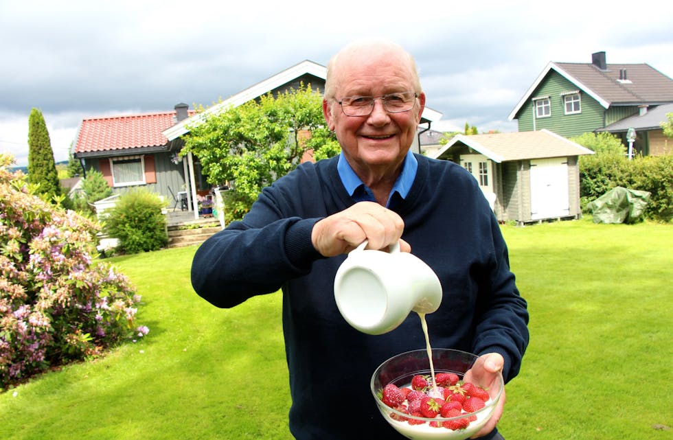  SOMMERSMIL: Lorang H. Jensen synes jordbær med fløte er veldig godt å nyte i den store og frodige hagen på Høybråten om sommeren. På tirsdag fyller han 80 år. Da skal han ta det rolig med familien.  Foto: