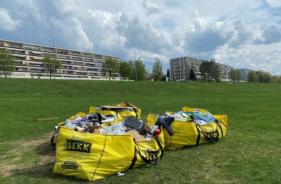VESTLI: Hensatte søppelsekker skaper stor frustrasjon blant naboer på Vestli. iSEKK sier at eier har bestilt henting hos et annet selskap. Foto: Sindre Veum Apneseth