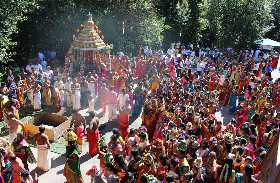 FOLKSOMT: Flere tusen hinduer finner veien til festivalen hvert år. Foto: