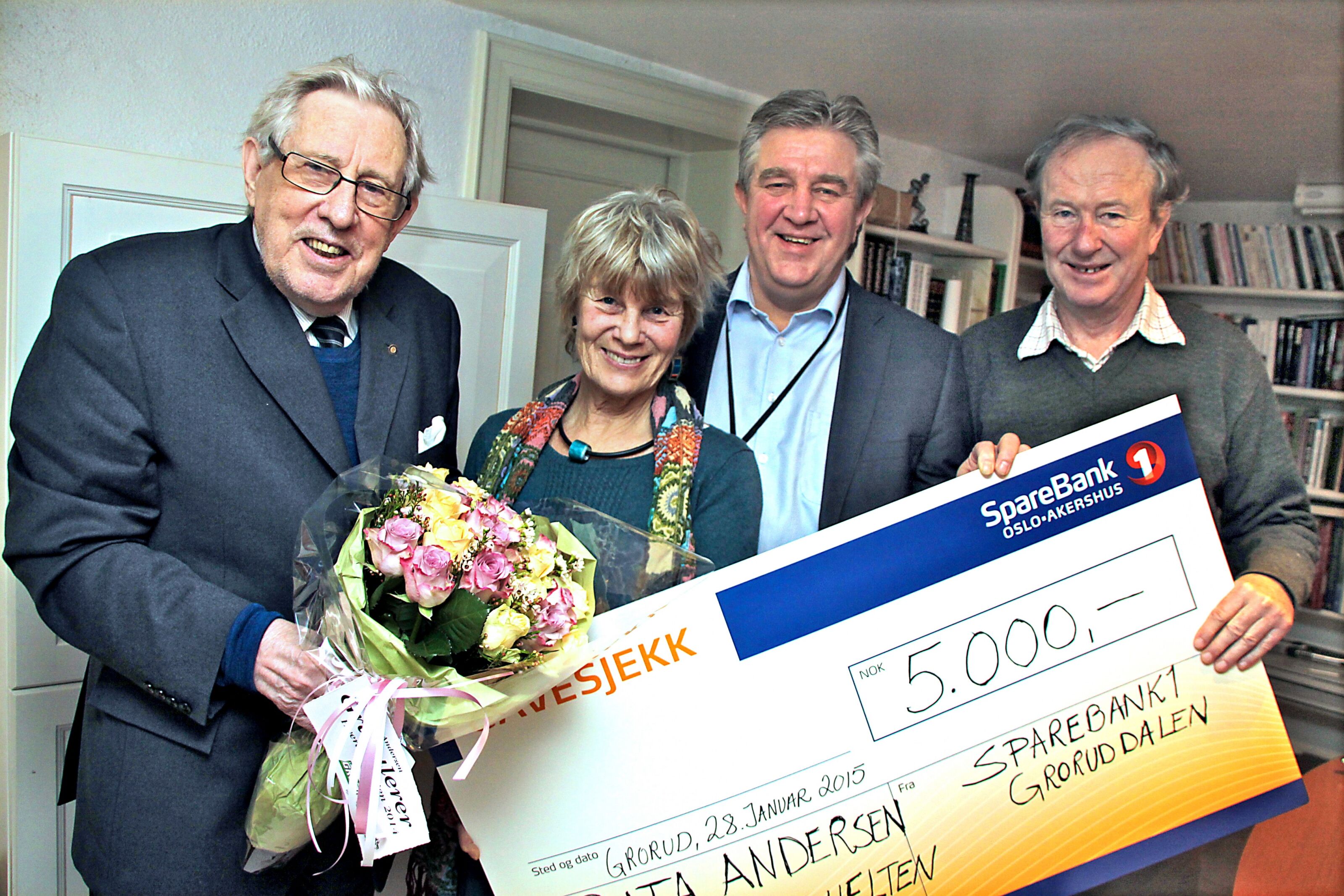 FIKK PRISEN: Rita Andersen æres som Hverdagshelten 2014. Her flankert av redaktør Hjamark Kielland (f.v.) i Akers Avis Groruddalen, banksjef Ebbe Corell Hansen Sparebank1 på Tveita og styreleder Ragnar Torgersen i Groruddalen Miljøforum.  Foto:
