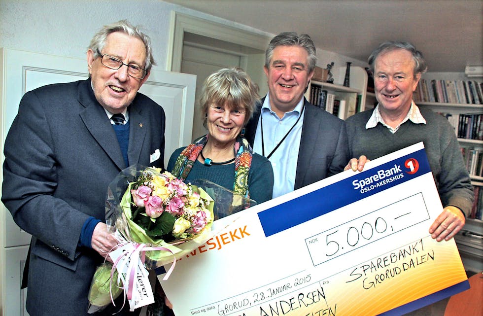 FIKK PRISEN: Rita Andersen æres som Hverdagshelten 2014. Her flankert av redaktør Hjamark Kielland (f.v.) i Akers Avis Groruddalen, banksjef Ebbe Corell Hansen Sparebank1 på Tveita og styreleder Ragnar Torgersen i Groruddalen Miljøforum.
Foto:
