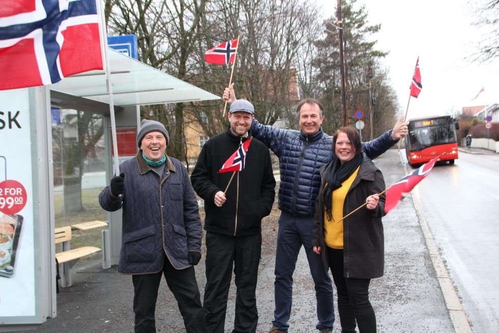 HURRA FOR 76!: Roger Pihl, Andreas Halse, Michele Bonafede og Monique Nyberget Hiller jubler 76-bussen velkommen igjen. Foto:
