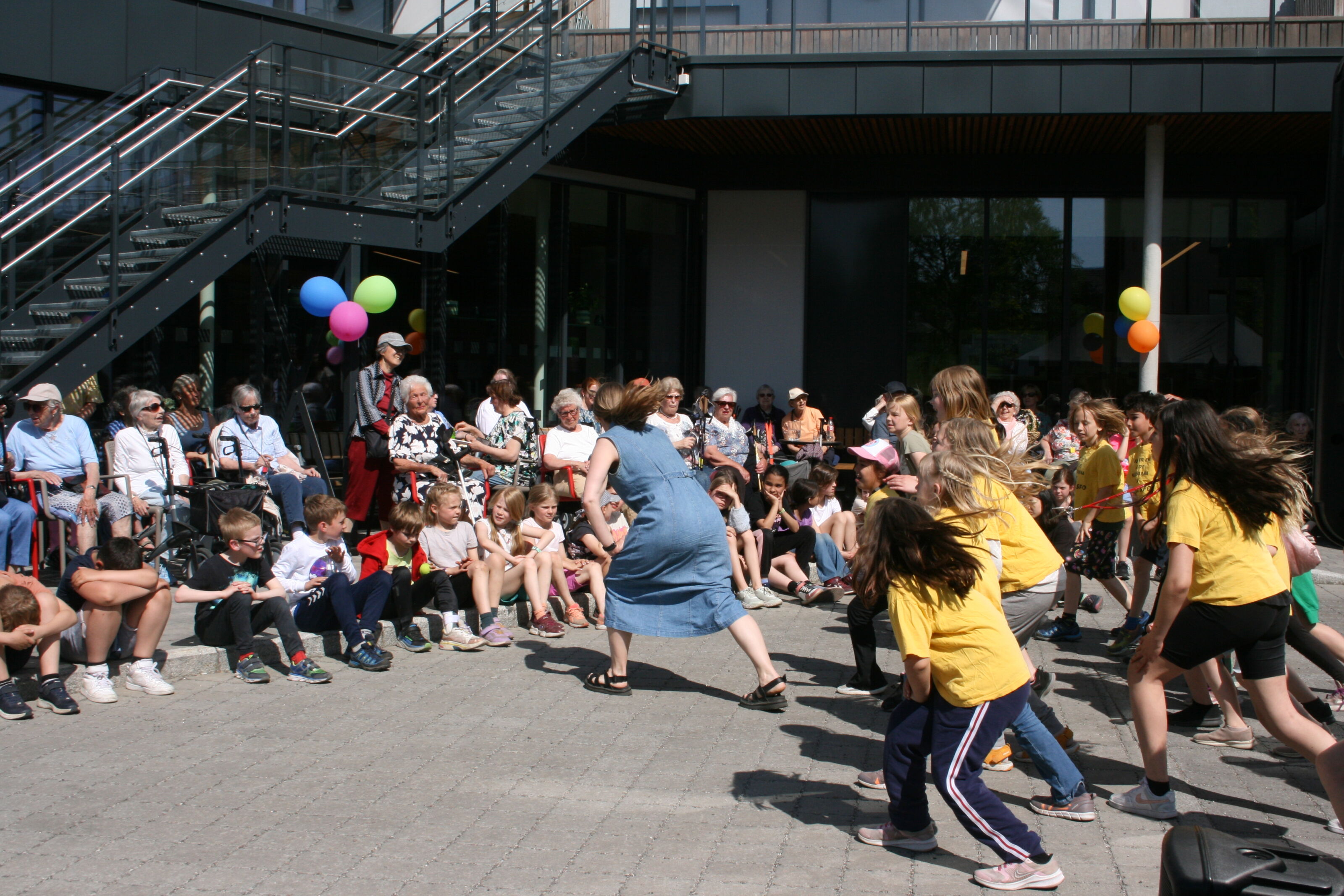 DANSEMORO: Ledet av Mathilde, som jobber på Årvoll Omsorg+, ble det et forrykende danseshow av Årvoll skoles elever. Foto: Caroline Hammer