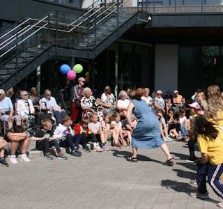 DANSEMORO: Ledet av Mathilde, som jobber på Årvoll Omsorg+, ble det et forrykende danseshow av Årvoll skoles elever. Foto: Caroline Hammer