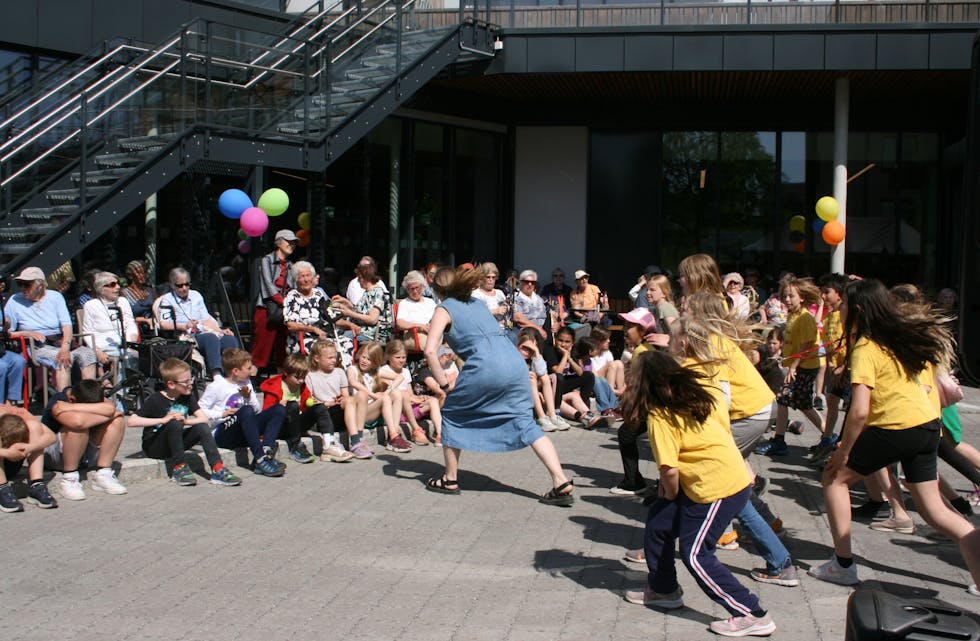 DANSEMORO: Ledet av Mathilde, som jobber på Årvoll Omsorg+, ble det et forrykende danseshow av Årvoll skoles elever. Foto: Caroline Hammer