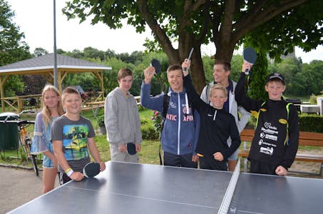 PING PONG: Fotballlaget Syril IL fra Sogn og Fjordane setter stor pris på at de kan spille ping pong på Haraldsheims vandrerhjem. Foto: