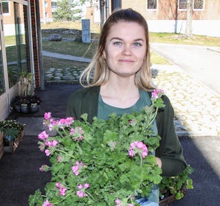 NY BLOMSTERBUTIKK: Vilde Hettervik Frøland har åpnet blomsterbutikken Eitrah ved torget på Ellingsrud. Foto: