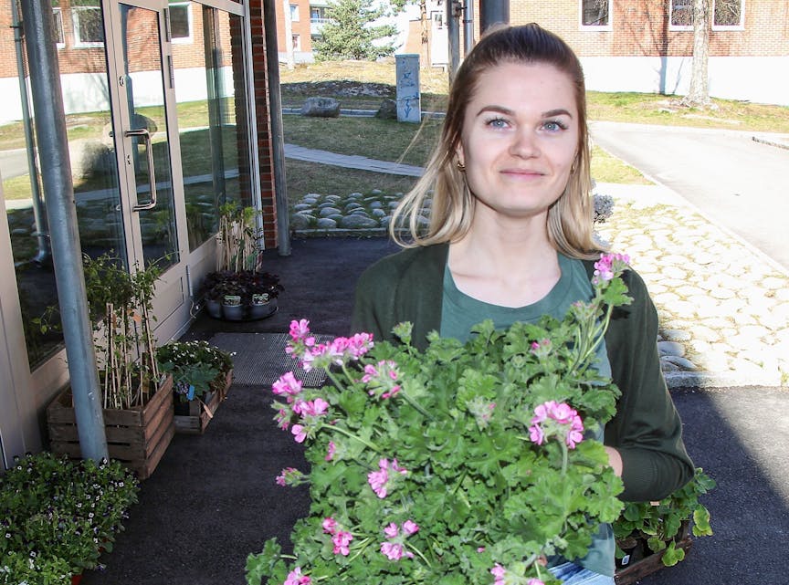 NY BLOMSTERBUTIKK: Vilde Hettervik Frøland har åpnet blomsterbutikken Eitrah ved torget på Ellingsrud. Foto: