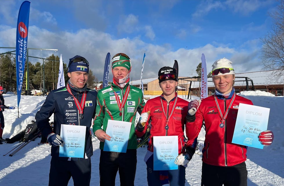SØLVGUTTER: Her ser vi stafettlaget til Oslo Skikrets som tok sølv under junior-NM i Alta. Fra venstre Lars Michael Saab Bjertnæs (Njård), Tørres Lutnes (Rustad IL), Sander Haukvik-Jensen (Årvoll IL) og Mons Melbye (Årvoll IL). Foto: