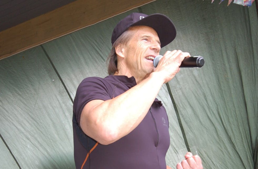 EKTE GRORUDDØL: Jan Bøhler elsker å bo i blokk og synger gjerne en pris til «Groruddar’n». Her står han på scenen under «Fest på Veitvet-løkka» i juni 2019. Foto: