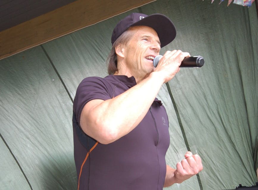 EKTE GRORUDDØL: Jan Bøhler elsker å bo i blokk og synger gjerne en pris til «Groruddar’n». Her står han på scenen under «Fest på Veitvet-løkka» i juni 2019. Foto: