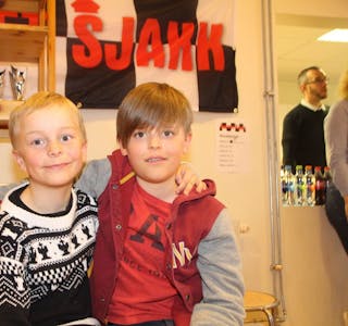 FRA OMRÅDET: Guttene Ludvig Taraldsen Guddal (8) og Håkon Bogason (11) synes det er morsomt at Rødtvet sjakk klarer å arrangerer turneringer hvor det kommer barn og unge fra andre steder. Foto: