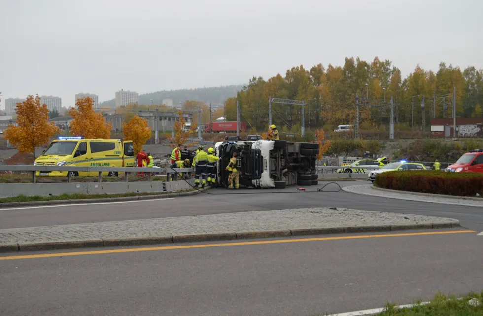VELTET: Et fullastet vogntog veltet i en rundkjøring i Nedre Kalbakkvei fredag formiddag. Foto: