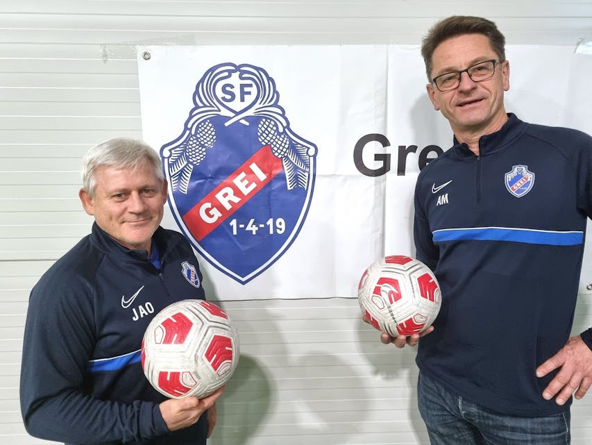 NYANSATT: Jan Aksel Odden (til venstre) er nyansatt som sportslig leder i SF Grei. Det er styreleder Asgeir Moripen godt fornøyd med. Foto: