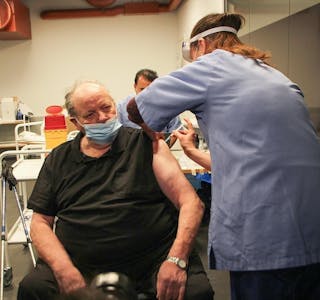 FØRST I KØEN: Arne Bekken (85) er første som ble vaksinert på vaksinesentret i Bydel Bjerke. Foto: