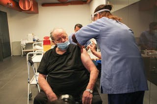 FØRST I KØEN: Arne Bekken (85) er første som ble vaksinert på vaksinesentret i Bydel Bjerke. Foto: