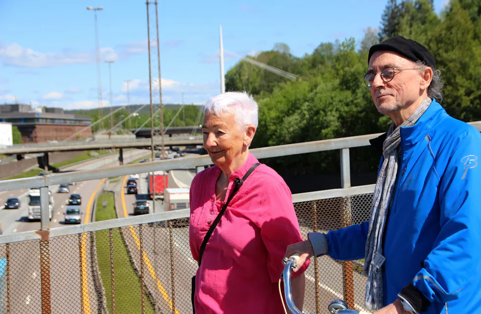 – Dette innlegget er skrevet i stor skuffelse, medgir Bjørn E. Engstrøm i Groruddalen Miljøforum. Han og Eva Rueslåtten er fotografert på en av broene over E6 på Furuset – på stedet der «alle» sa de ville bygge lokk for å skjerme nærmiljøet for luft- og støyforurensing. Foto: