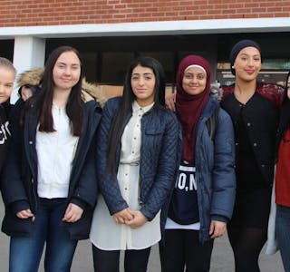 VELDEDIGHETSGRUPPA: Linéa Berglund (18), Line Øie Krogsvold (16), Farial Safdar (16), Faiza Ifzaal (17), Yasmin Zannachi (18) og Saleha Ayoubi (18) samarbeider mye med ledelsen på skolen for å engasjerer alle elevene til innsamlingsaksjonen. Foto: