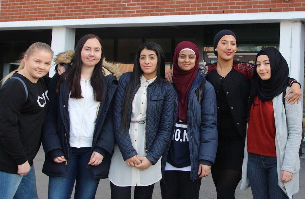 VELDEDIGHETSGRUPPA: Linéa Berglund (18), Line Øie Krogsvold (16), Farial Safdar (16), Faiza Ifzaal (17), Yasmin Zannachi (18) og Saleha Ayoubi (18) samarbeider mye med ledelsen på skolen for å engasjerer alle elevene til innsamlingsaksjonen. Foto:
