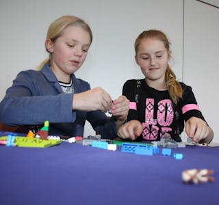 KREATIVE: Her bygger Sol Sunniva Løvstad Fagerlid (f.v.) og Madeleine Braikøy Pedersen en seter med Lego-klosser. Foto: