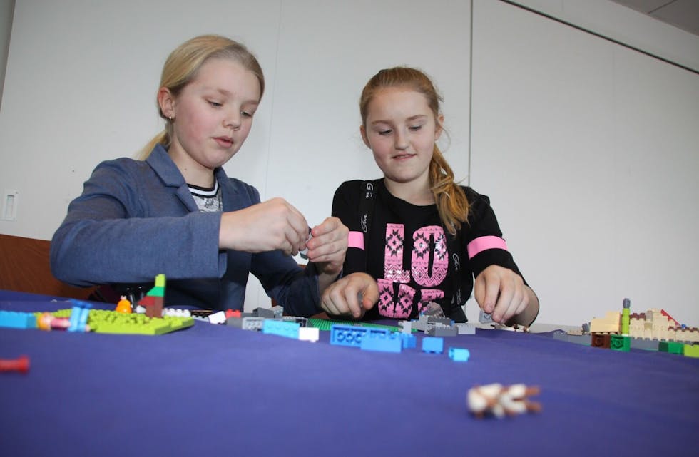 KREATIVE: Her bygger Sol Sunniva Løvstad Fagerlid (f.v.) og Madeleine Braikøy Pedersen en seter med Lego-klosser. Foto: