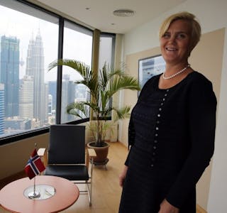 FANTASTISK UTSIKT: Ambassadør Gunn Jorid Roset har en utrolig utsikt fra sitt kontor i 53. etasje - blant annet kan hun se rett på de berømte tvillingtårnene i Kuala Lumpur. Foto: