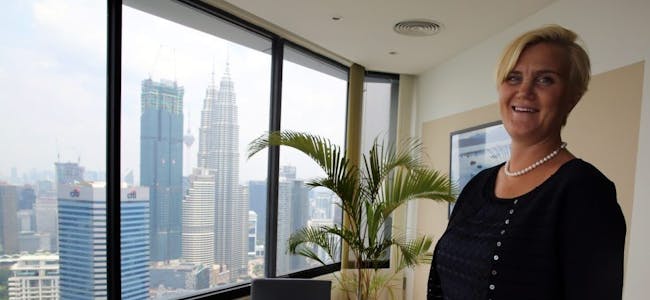 FANTASTISK UTSIKT: Ambassadør Gunn Jorid Roset har en utrolig utsikt fra sitt kontor i 53. etasje - blant annet kan hun se rett på de berømte tvillingtårnene i Kuala Lumpur. Foto: