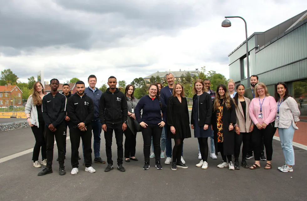 HELE GJENGEN - OG EN BYRÅD: Sunniva Holmås Eidsvoll og byrådsavdelingen for oppvekst og kunnskap besøkte Grorud for å høre mer om det forebyggende arbeidet. Foto: Ørjan Brage