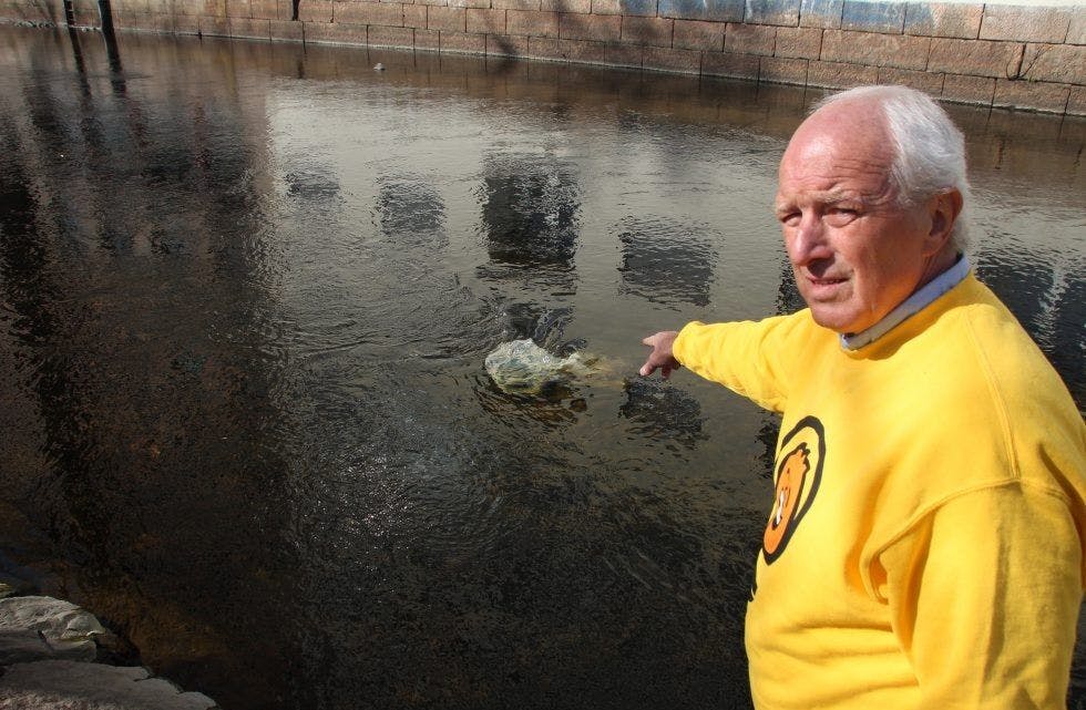 SE HER: Selv om Ruskengeneral Jan Hauger plukket opp mye av forsøplingen han fant langs elva, tok det ikke lang tid før han så mye som allerede hadde funnet veien ut i vannet. Foto:
