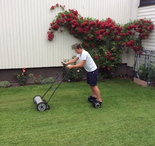 KREATIVT PÅFUNN: Bjørn Norstrøm vant denne uka med bilde av barnebarnet Marius (12) som har sin egen måte å klippe gresset på. Foto: