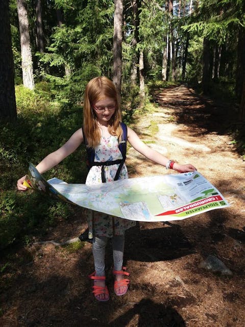 PÅ SKOGSTUR: Anette Rimestad vant denne uka med bilde av datteren Rebecca (9) som ser på kartet for å finne en stolpe ved Vesletjern. Foto: