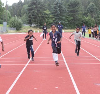 FULL FART: Varunan (t v) var den raskeste på 60 meter for gutter 6 år da Stovner Tamil Sports Club arrangerte sin tradisjonelle friidrettsdag på Stovnerbanen. Foto: