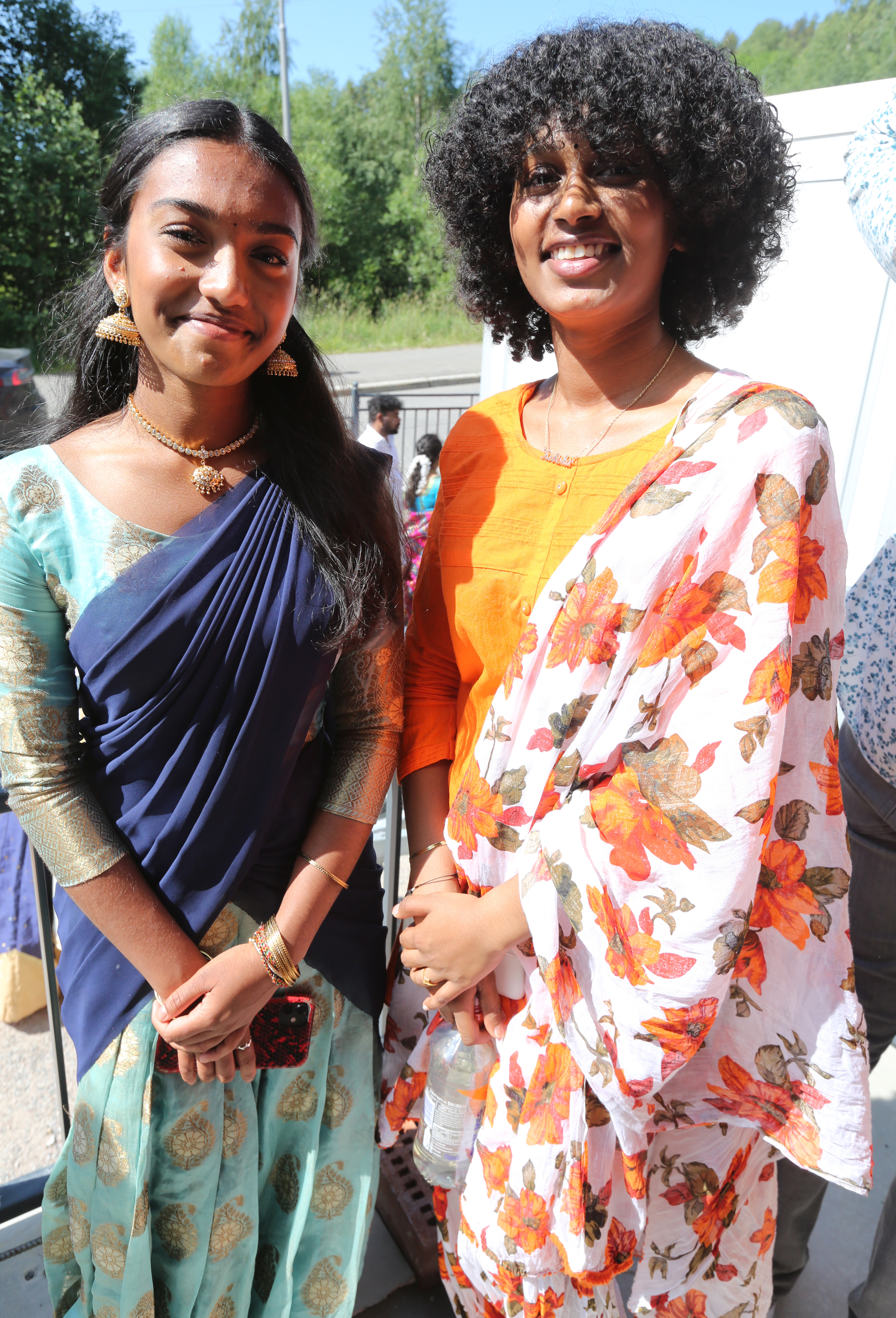 VIL LÆRE: Kashini (14) fra Skjetten (t.v.) og Kobisha (17) fra Bærum var tilstede på åpningen av det nye tempelet. Men de er samtidig bevisste hvor viktig det er å lære seg mer om hvilken betydning hinduismen har i deres kultur. 
