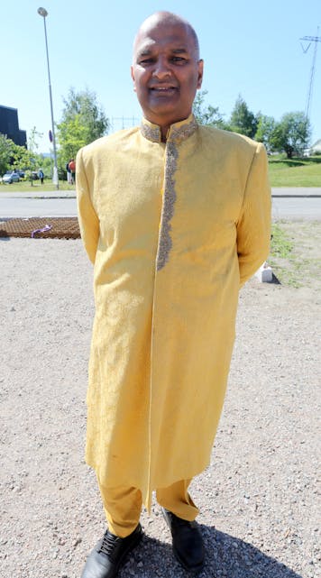 I FINSTASEN: BU-leder i Bydel Stovner, Rashid Nawaz tok på seg finstasen da han var til stede ved tempelåpningen. Den pakistanske festdrakten har han brukt kun en gang tidligere - i datterens bryllup.