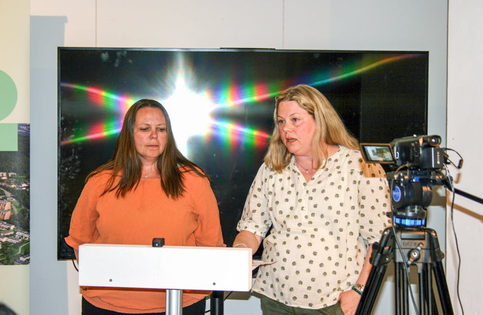 KLAR TALE: Linn Schive (t.v.) fra FAU og undervisningsinspektør Kari Loddengaard representerte skolen og kom med klar beskjed om hvor trafikkfarlig det allerede er ved Stovner skole.