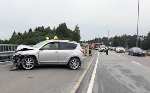 Veien er nå ryddet etter at en personbil kolliderte med en containerbil på Trondheimsveien torsdag ettermiddag.