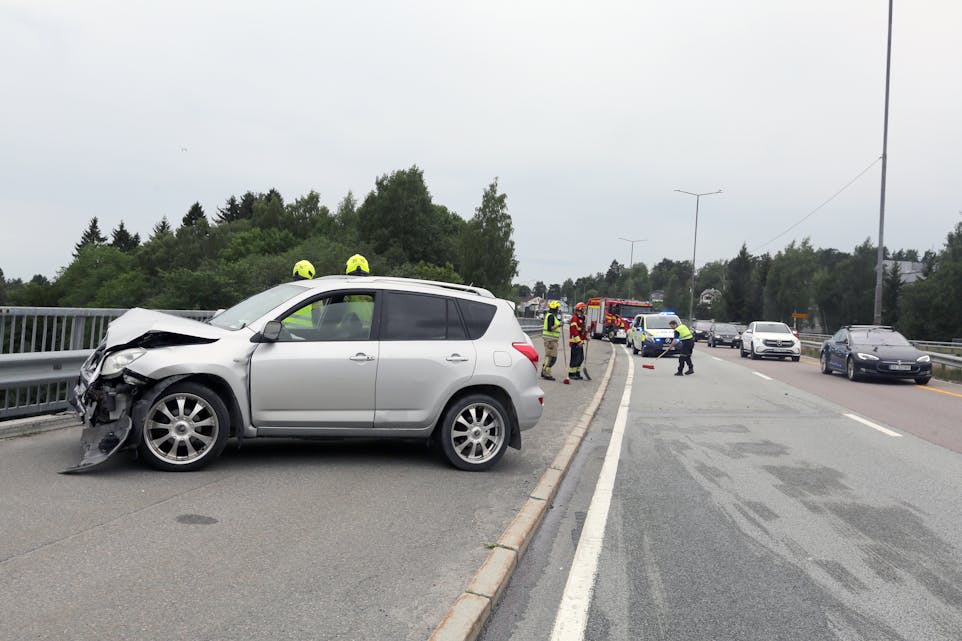 Veien er nå ryddet etter at en personbil kolliderte med en containerbil på Trondheimsveien torsdag ettermiddag.
