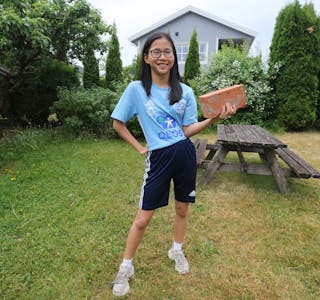BLID MURSTEINSJENTE: Maria Huijuan (17) var klar til innsats, før hun la ut på mursteinsalgtur på Høybråten. Det hele til inntekt for det nye klubbhuset til Høybråten og Stovner IL.