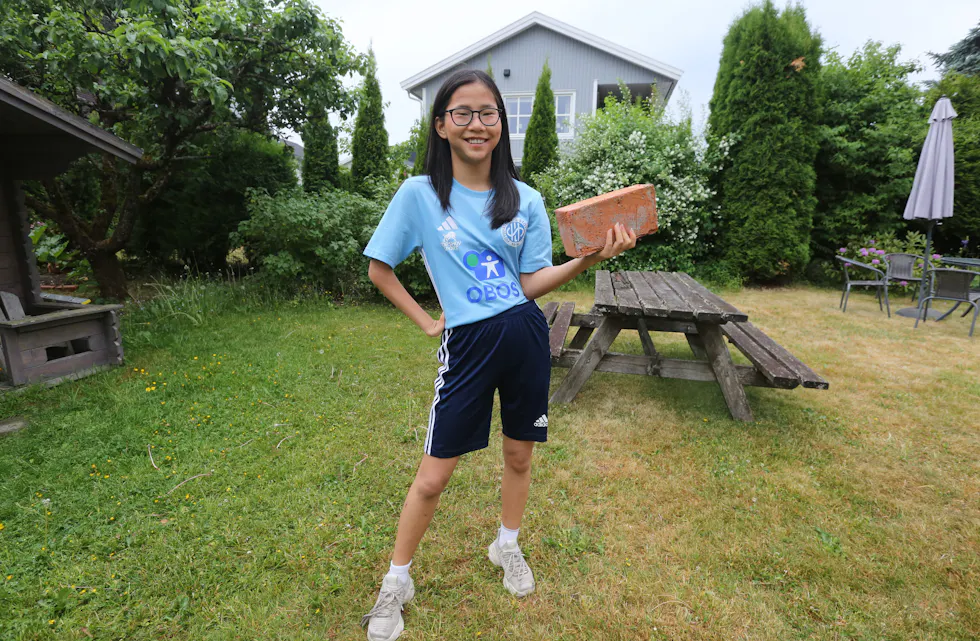 BLID MURSTEINSJENTE: Maria Huijuan (17) var klar til innsats, før hun la ut på mursteinsalgtur på Høybråten. Det hele til inntekt for det nye klubbhuset til Høybråten og Stovner IL.