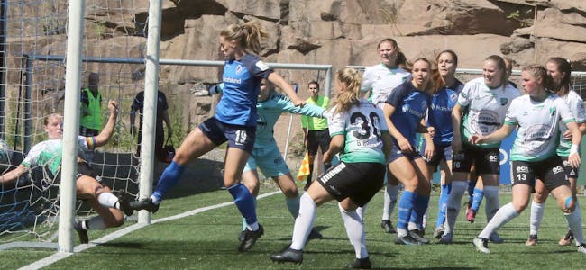 DEN SATT: Midtstopper Kristine Gulbrandsen scorer sitt første mål i Greitrøya, da hun to minutter før slutt setter inn 3-2 til Grei og blir matchvinner mot Hønefoss
