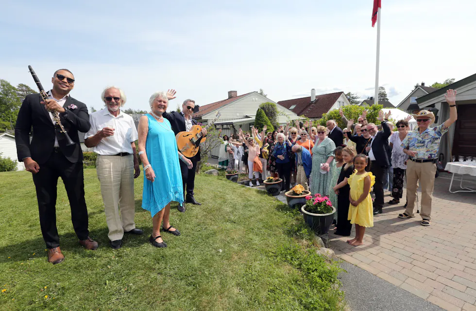 JUBEL FOR JUBILANTENE: Felix Peikli og Asle Røe sørget for en jazzet velkomst da gjestene ankom 160-årsfeiringen til Jan G. og Anne Lise Haanæs på Høybråten - og sa var det bare å juble for jubilantene og musikken.