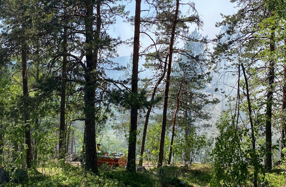 SLUKNINGSARBEIDET ER I GANG: Brannvesenet er i gang med slukking av brannen.