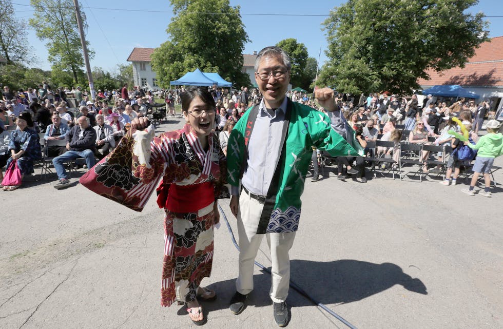 FRA AMBASSADEN: Viseambassadør Matsumura Hajime fra den japanske ambassaden var stolt på vegne av Japan over det Yuki Rishaug hadde klart å stelle i stand på Tveten gård.